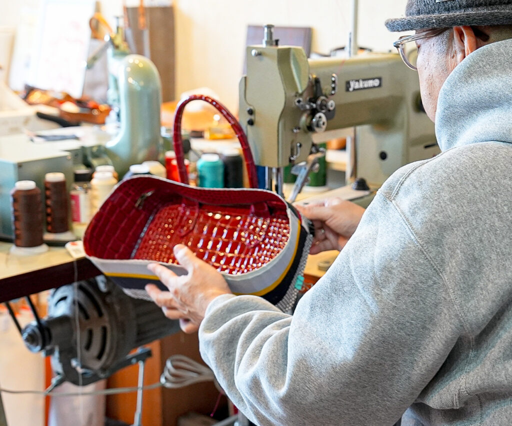 ハンドバッグを制作している後ろ姿