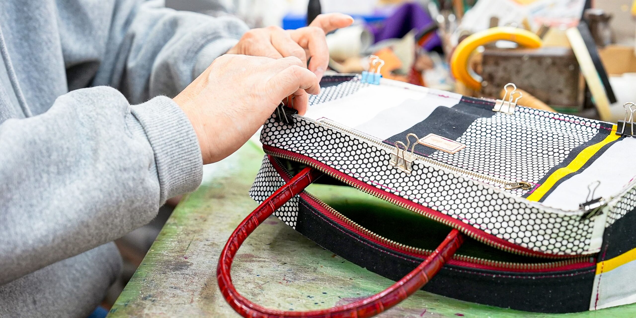バッグを製作している様子